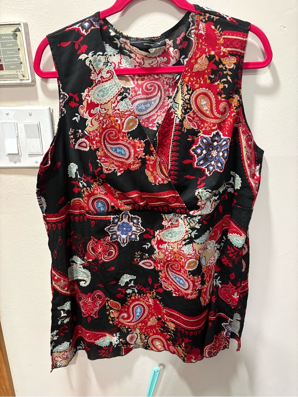 Venezia Sleeveless Paisley Tank Top - Black & Red